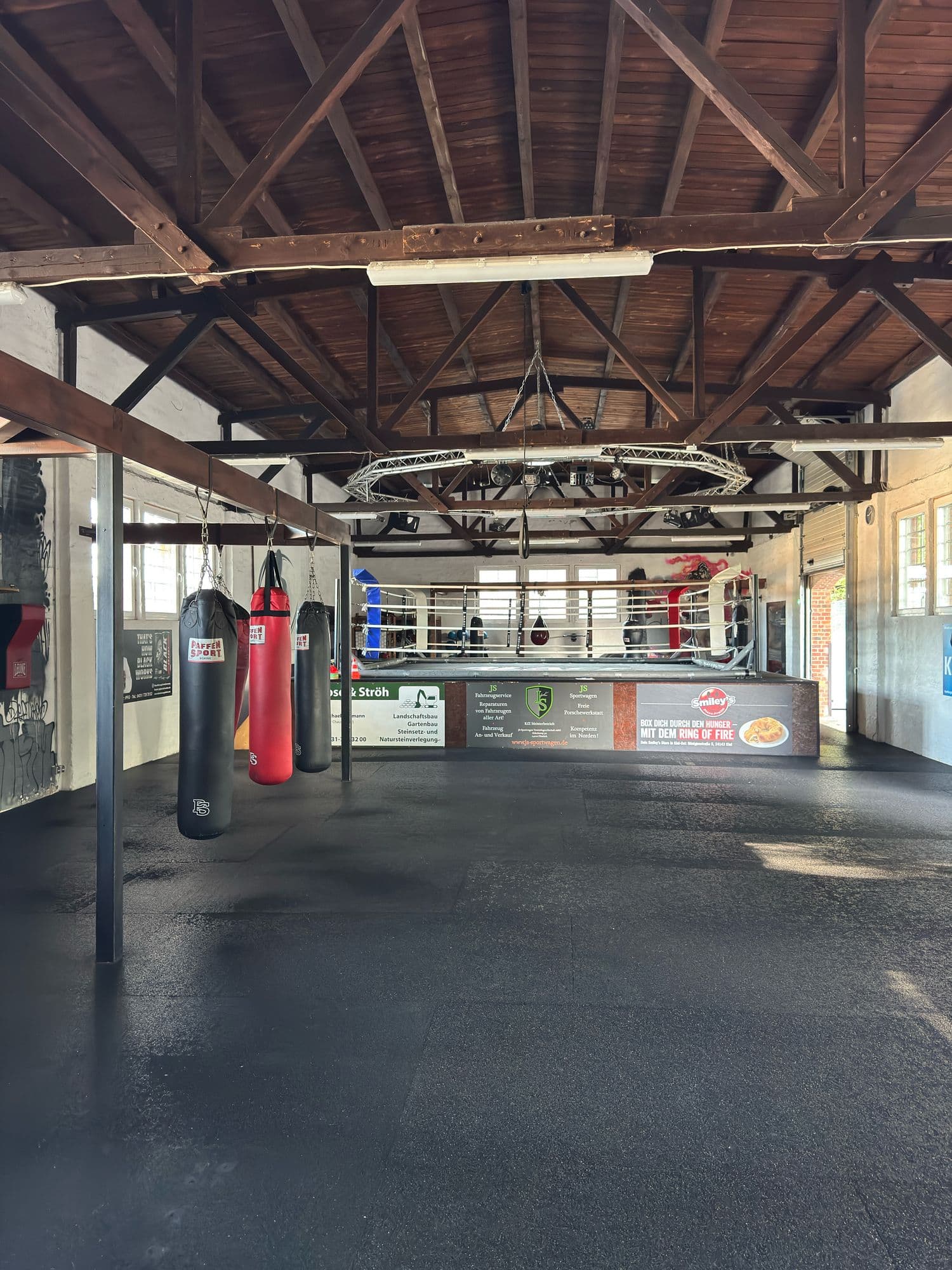 Weitwinkel über Sandsäcke im Vordergrund auf den Ring, Backsteinwand und Trägerdecke